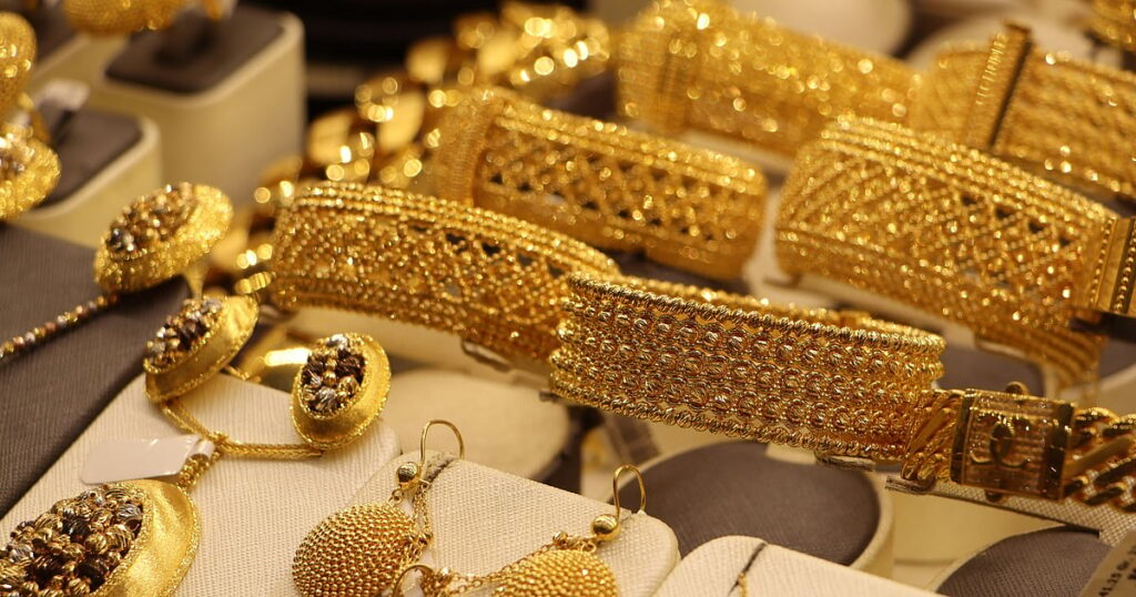 फेड मिनट्स के कारण सोना, चांदी वायदा में गिरावट, डॉलर की मजबूती सुरक्षित-संपत्ति पर असर डाल रही है