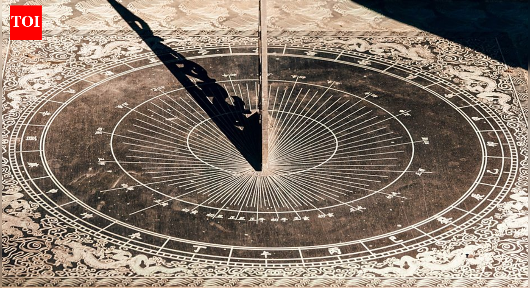 एक चौंका देने वाली थ्योरी का दावा है कि हम वास्तव में वर्ष 1726 में हैं और 300 साल का इतिहास कभी घटित नहीं हुआ |