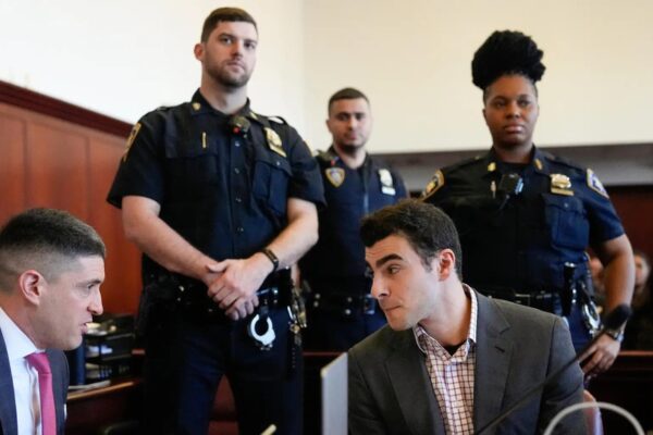 ‘सीईओ के शूटर की तरह लग रहा है’: लुइगी मैंगियोन की सुनवाई के दौरान मैकडॉनल्ड्स कार्यकर्ता की 911 कॉल चली