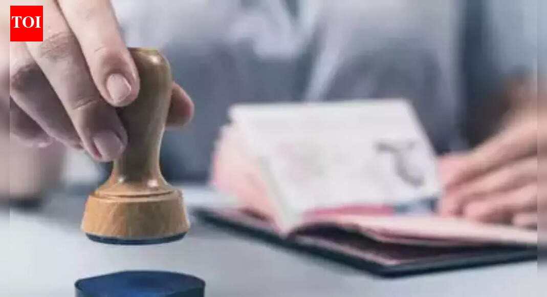 पाँच साल से 18 महीने तक: क्या संयुक्त राज्य अमेरिका आप्रवासियों के लिए कार्य प्राधिकरण में कटौती कर रहा है? यहां बताया गया है कि नए यूएससीआईएस वर्क परमिट नियम क्या कहते हैं