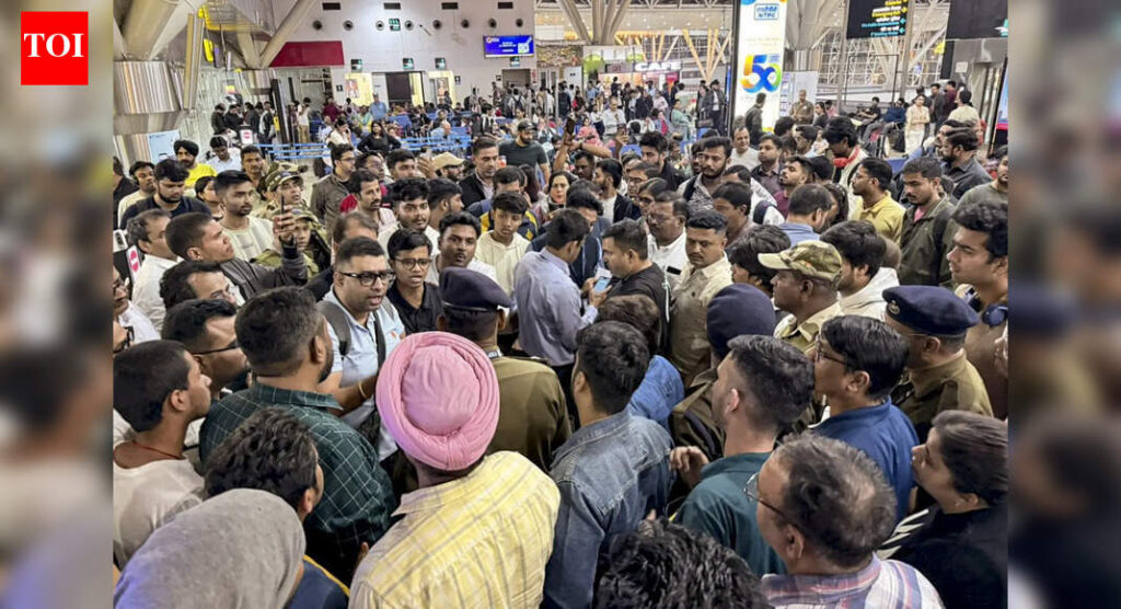 IndiNoGo: एयरलाइन में अव्यवस्था बढ़ने से 300 उड़ानें रद्द | भारत समाचार