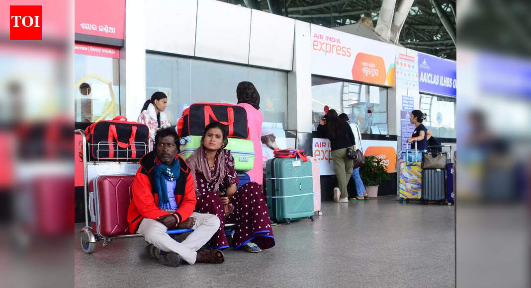 रद्दीकरण से प्रभावित होकर, कई लोगों ने ठंडी भुवनेश्वर हवाई अड्डे के बाहर रात बिताई | भुबनेश्वर समाचार