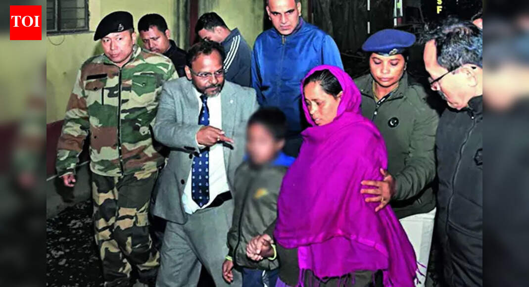 गर्भवती सुनाली अपने बेटे के साथ भारत लौटी | भारत समाचार