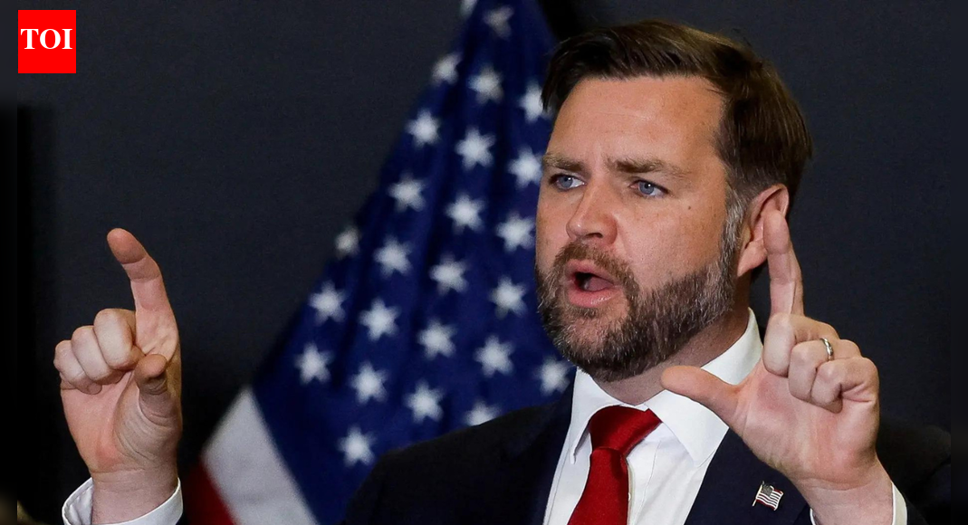 जेडी वेंस ने अन्य भाषाएं बोलने वाले पड़ोसियों से परहेज करने की टिप्पणियों से इनकार किया, कहा कि अमेरिका को एक ‘सामान्य भाषा’ की जरूरत है