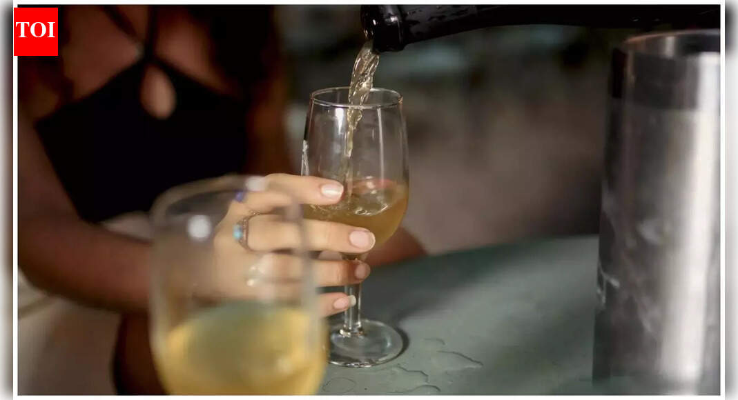 क्या आप सऊदी अरब में पीना चाहते हैं? गैर-मुस्लिम विदेशी निवासी अब शराब का आनंद ले सकते हैं, लेकिन एक शर्त के साथ