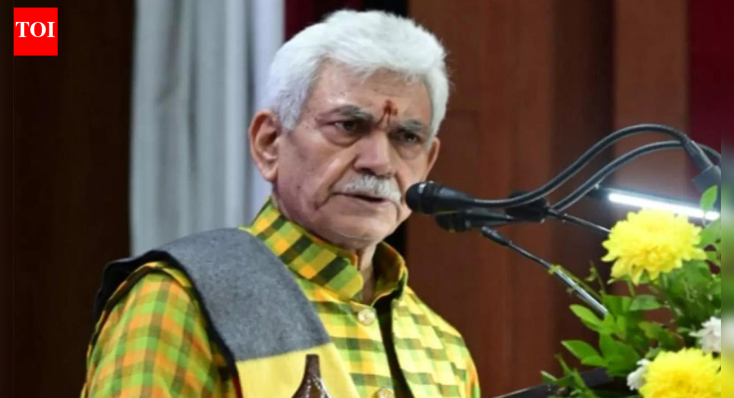 जम्मू-कश्मीर: एलजी ने नौगाम पुलिस स्टेशन विस्फोट पीड़ितों के परिजनों को नियुक्ति पत्र सौंपे | भारत समाचार