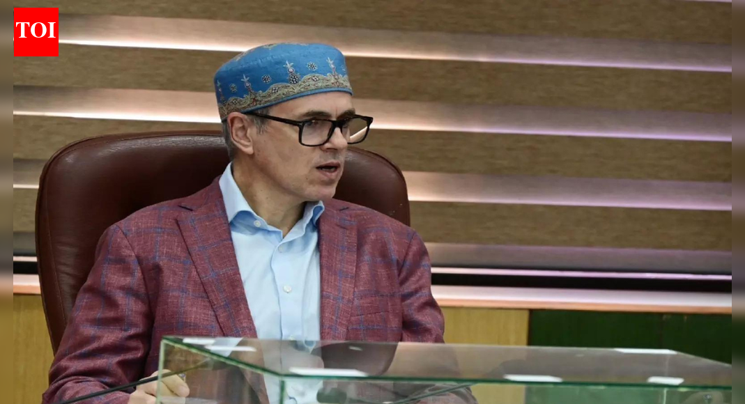 मीरवाइज ने उमर सरकार से दशकों पुराने मामलों में लोगों की गिरफ्तारी बंद करने को कहा | भारत समाचार