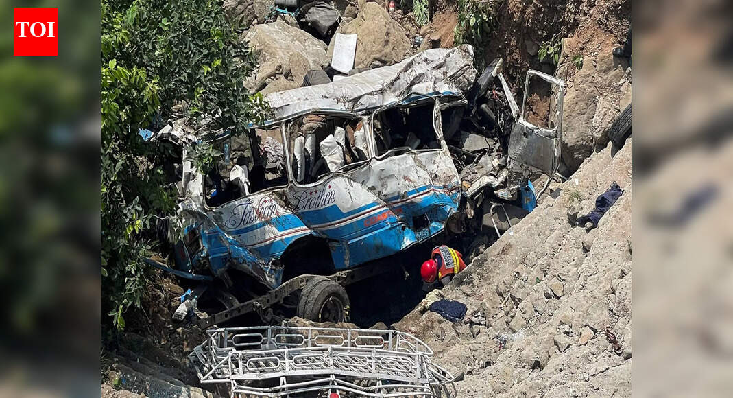 लाहौर और मुल्तान के बीच एक बस और ट्रेलर के बीच टक्कर में एक परिचारिका की मौत हो गई और 14 घायल हो गए