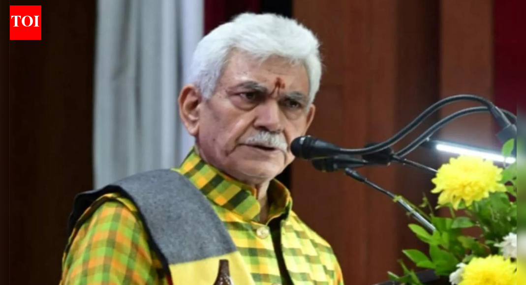 जम्मू-कश्मीर एलजी ने आतंकवाद पीड़ितों के 39 परिवारों को सरकारी नौकरी पत्र सौंपे | भारत समाचार