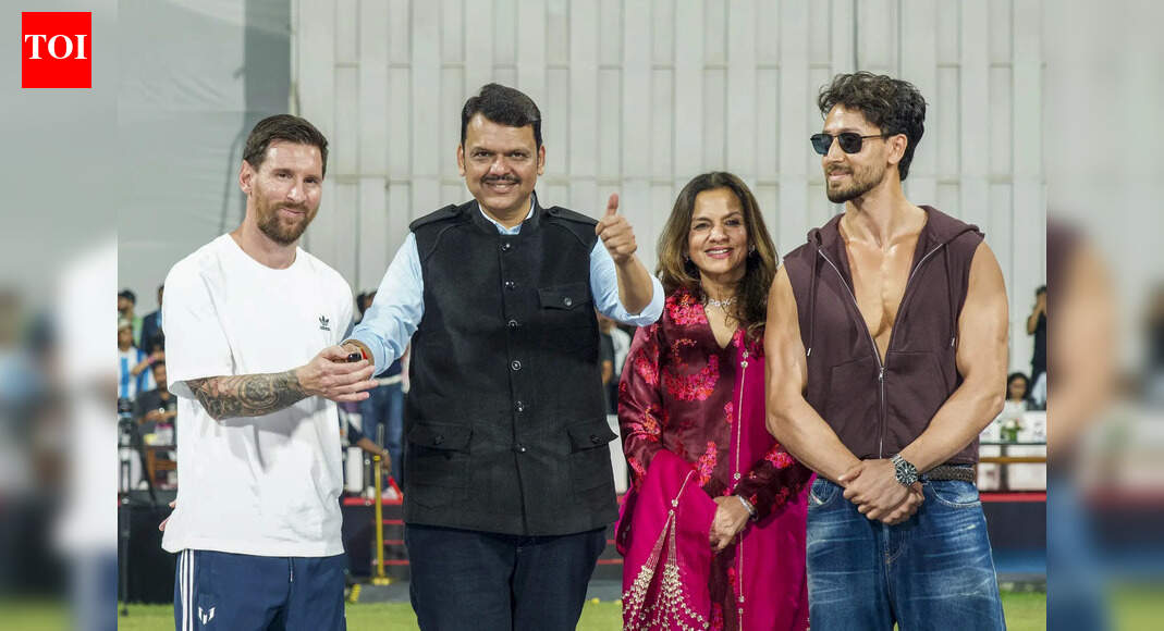 लियोनेल मेसी का भारत दौरा गलत! सीएम देवेन्द्र फड़णवीस, अजय देवगन और टाइगर श्रॉफ की भीड़ ने की हूटिंग – देखें | फुटबॉल समाचार