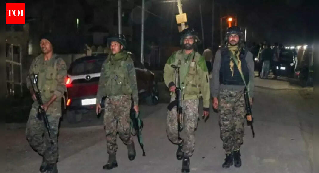 जम्मू-कश्मीर मुठभेड़ जारी: आतंकवादी फंसे; भारी गोलीबारी की सूचना | भारत समाचार