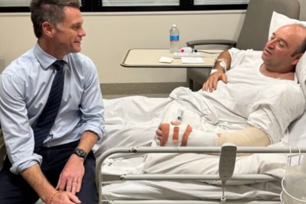 ‘मेरा बेटा एक हीरो है’: बोंडी के उद्धारकर्ता अहमद अल-अहमद के पिता बोलते हैं और कहते हैं कि वह नस्ल के आधार पर लोगों के साथ भेदभाव नहीं करते हैं