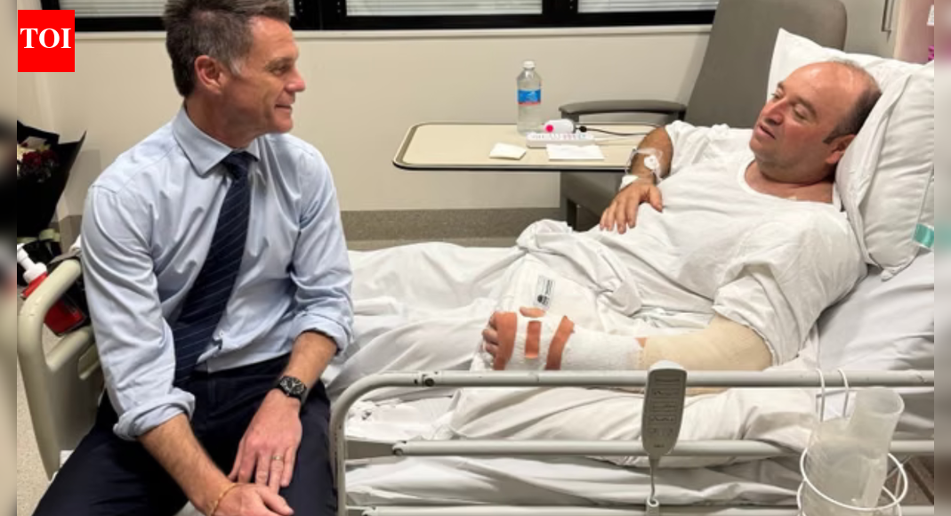 ‘मेरा बेटा एक हीरो है’: बोंडी के उद्धारकर्ता अहमद अल-अहमद के पिता बोलते हैं और कहते हैं कि वह नस्ल के आधार पर लोगों के साथ भेदभाव नहीं करते हैं