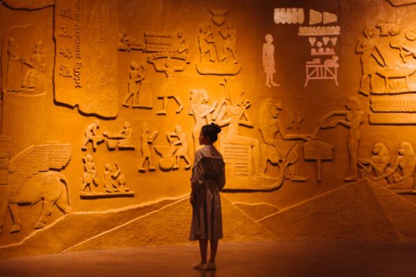 चौंकाने वाले नए सबूतों से पता चलता है कि प्राचीन मिस्र की समयरेखा लगभग एक शताब्दी तक ख़त्म हो सकती है |