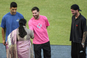 दिल्ली में लियोनेल मेस्सी के स्वागत के दौरान ‘AQI, AQI’ के नारे लगे, भीड़ ने सीएम रेखा गुप्ता को निशाना बनाया – देखें | फुटबॉल समाचार