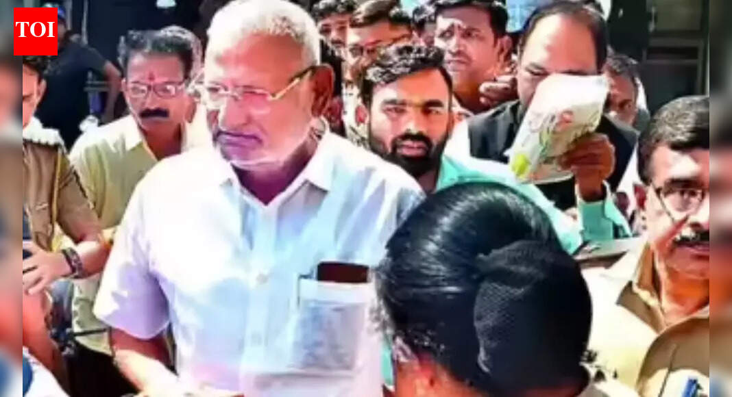 सत्र अदालत ने महाराष्ट्र के मंत्री और भाई को दो साल की जेल की पुष्टि की | भारत समाचार