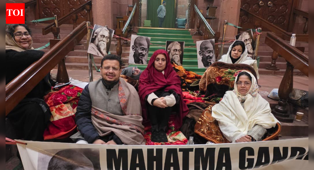 वीबी-जी रैम जी बिल: मनरेगा प्रतिस्थापन को लेकर विपक्ष ने संसद में रात्रि विरोध प्रदर्शन किया – वीडियो | भारत समाचार