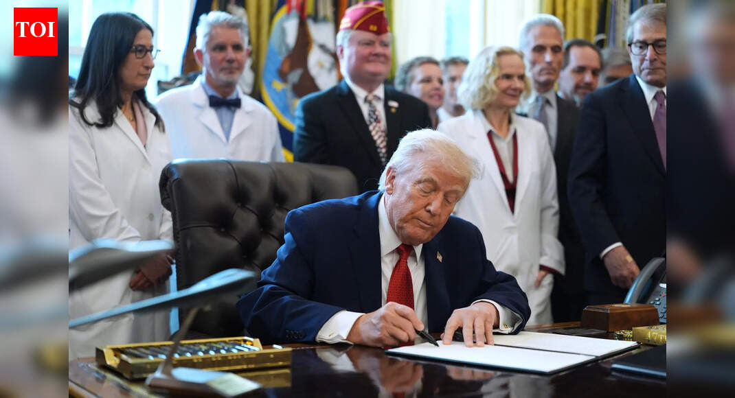 नशीली दवाओं पर युद्ध को अलविदा? डोनाल्ड ट्रम्प ने संघीय सरकार को मारिजुआना उपयोगकर्ताओं पर नरमी बरतने के लिए कहा है, और इसका एक वित्तीय पहलू भी है विश्व समाचार