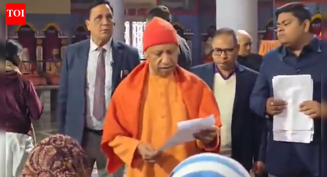 जनता दर्शन: योगी आदित्यनाथ ने सुनी 250 लोगों की शिकायतें, जालसाजों के खिलाफ कार्रवाई के आदेश | भारत समाचार