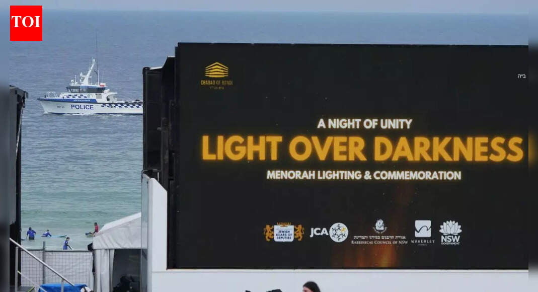 यहूदी-विरोधी हमले के पीड़ितों के प्रति शोक व्यक्त करने के लिए हजारों लोग बौंडी समुद्र तट पर एकत्र हुए