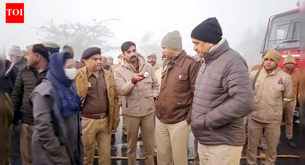 सांसदों की प्रार्थना सभा बाधित होती है और पुलिस फैलने से रोकती है | भारत समाचार