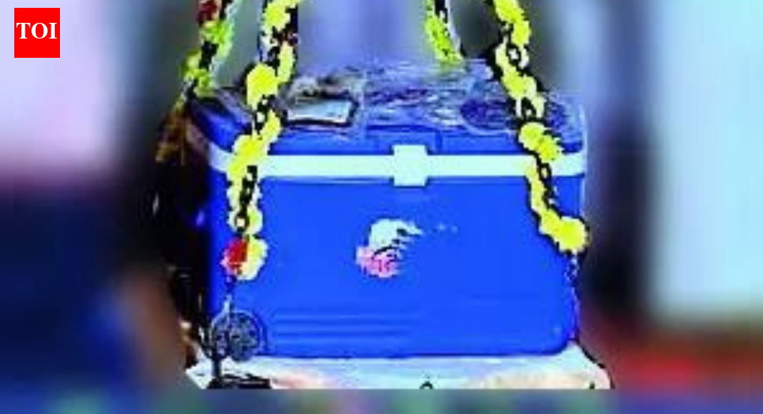 कर्णाका: पूर्व छात्रों ने रक्त और पुस्तकों से शिक्षक का तुलाभार किया | हुबली समाचार