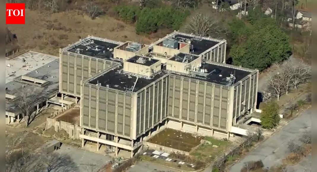 वास्तविक जीवन की अजीब बातें: हॉकिन्स प्रयोगशाला स्थल का पता लगाने गई लड़की की इमारत से गिरने से मौत हो गई | विश्व समाचार