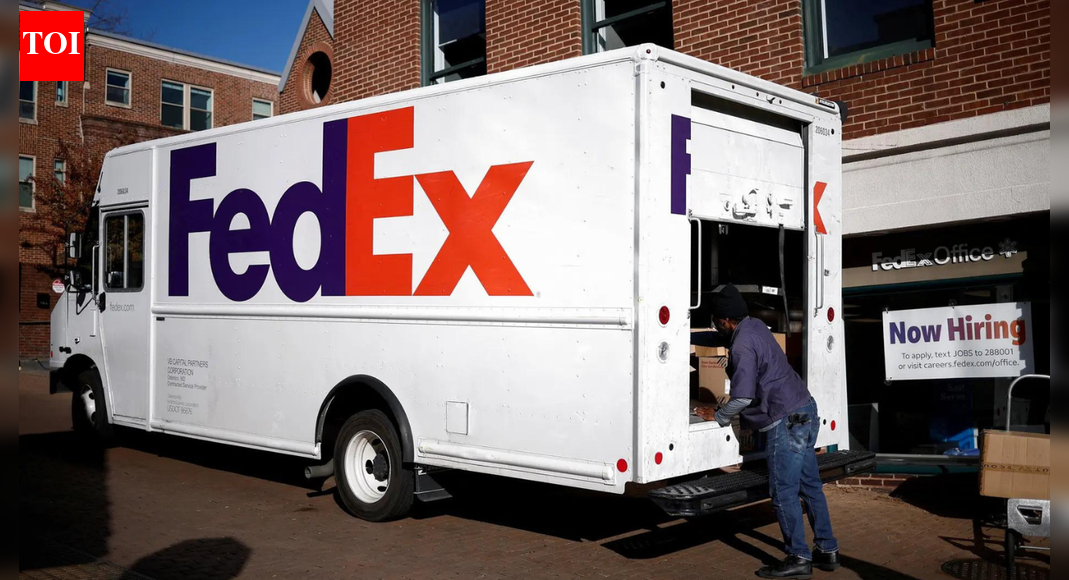 FedEx ने .24 बिलियन के संघीय अनुबंध के बाद सैकड़ों H-1B कर्मचारियों को काम पर रखने और अमेरिकी कर्मचारियों की छंटनी पर सवाल उठाया: ‘हमारी रणनीति है…’
