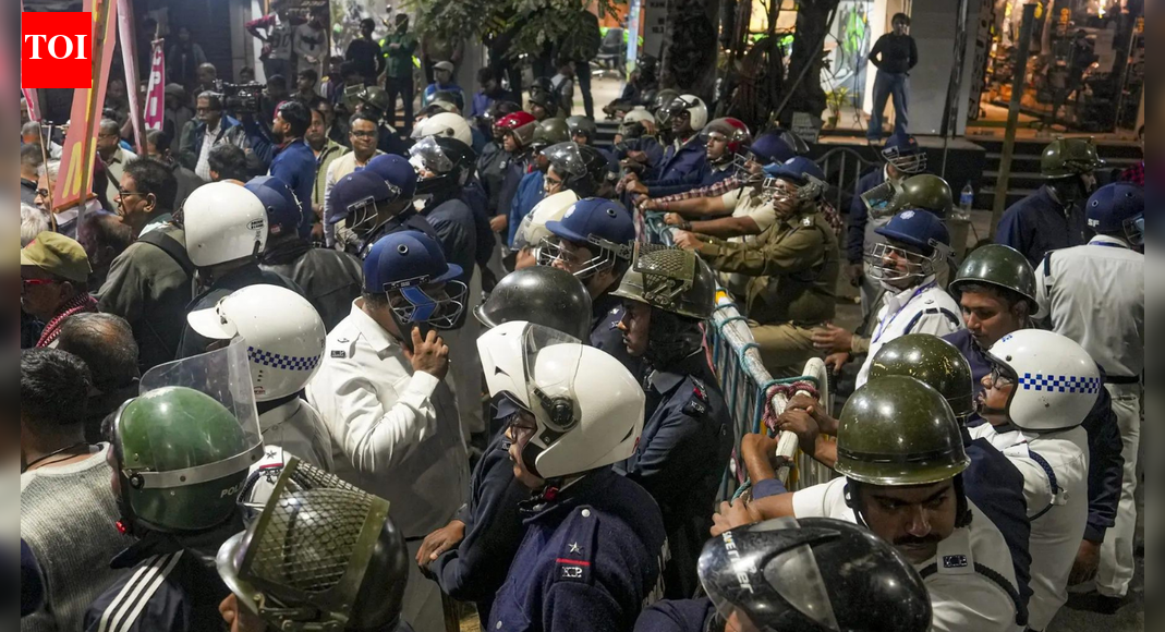 बांग्लादेश अशांति: भारत ने उच्चायुक्त को तलब किया; एक हिंदू व्यक्ति की हत्या पर विरोध प्रदर्शन जारी: मुख्य समाचार | भारत समाचार