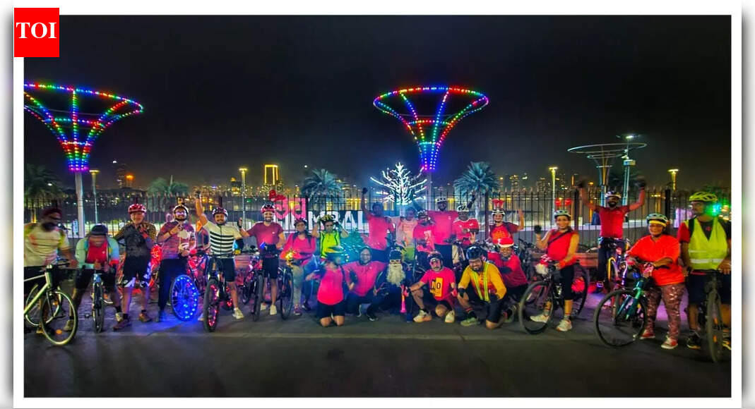 मुंबई के साइकिल चालक बांद्रा की सड़कों पर क्रिसमस जादू के माध्यम से साइकिल चलाते हुए | घटनाक्रम मूवी समाचार