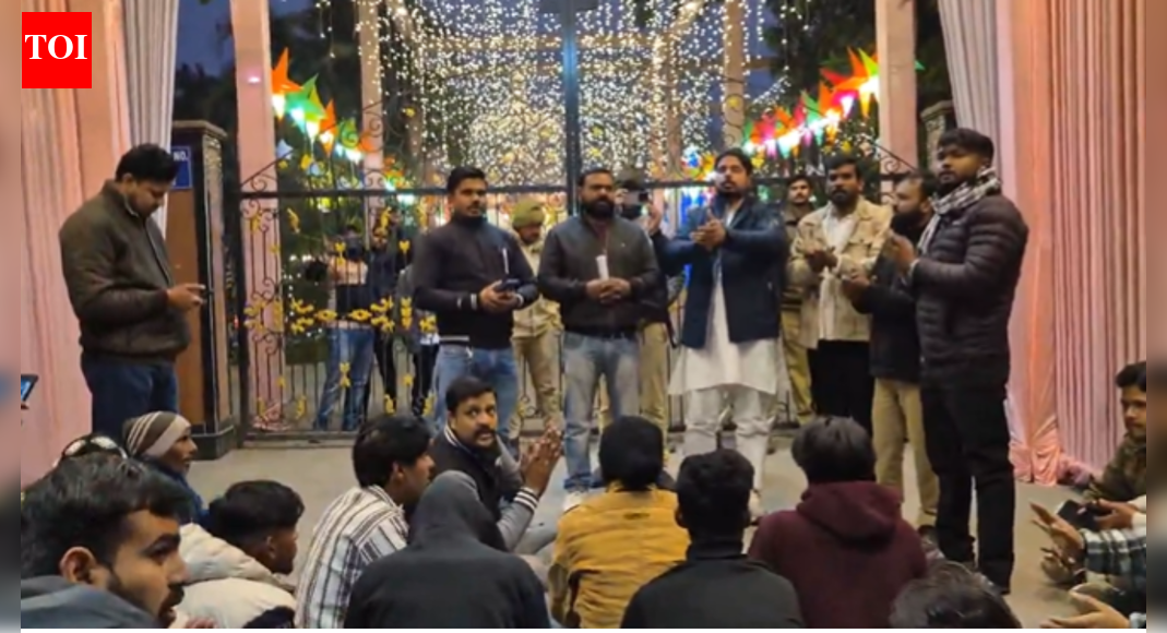 ‘हिंदू भावनाओं को ठेस पहुंचाई गई’: बजरंग दल ने बरेली चर्च के बाहर विरोध प्रदर्शन किया; वीडियो हुआ वायरल | भारत समाचार