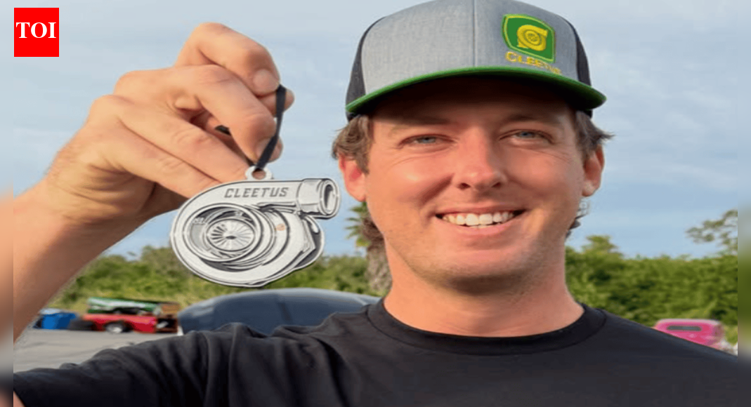 यूट्यूबर क्लीटस मैकफ़ारलैंड क्रिसमस के लिए अपने कर्मचारियों को 3,000 डॉलर की मिनी जीप देने के बाद वायरल हो गया