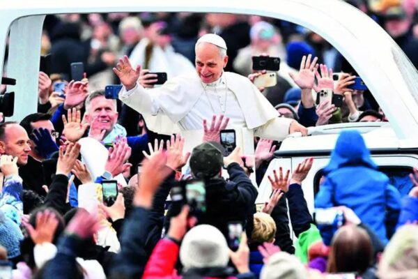 पहले क्रिसमस उपदेश में पोप लियो ने विश्व नेताओं से युद्ध छेड़ने के बजाय बोलने को कहा