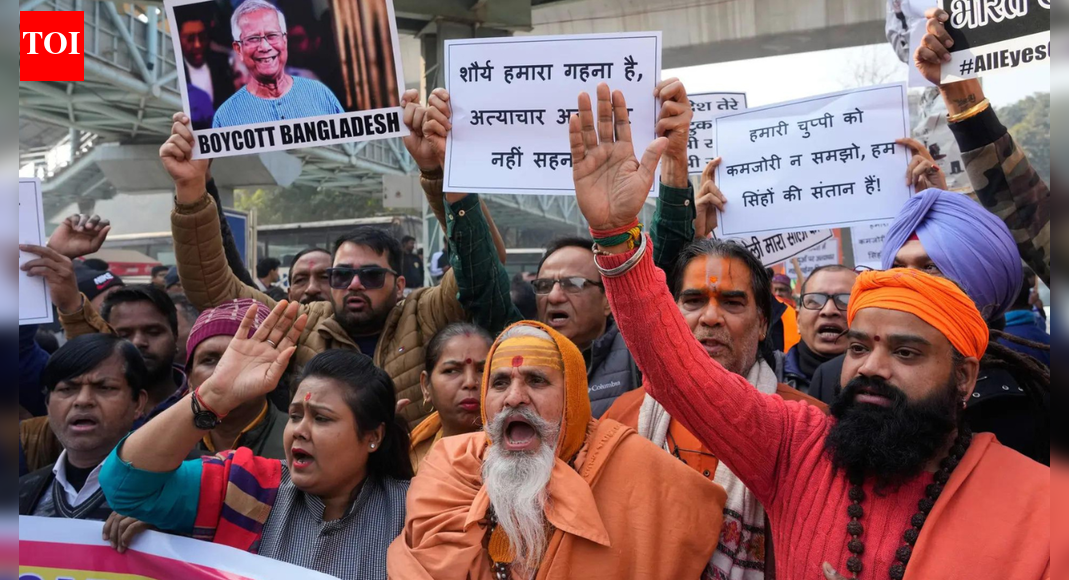 ‘छोड़ा नहीं जा सकता’: भारत ने बांग्लादेश में अल्पसंख्यकों पर हमलों का जवाब दिया; यूनुस सरकार को कड़ी चेतावनी जारी | भारत समाचार