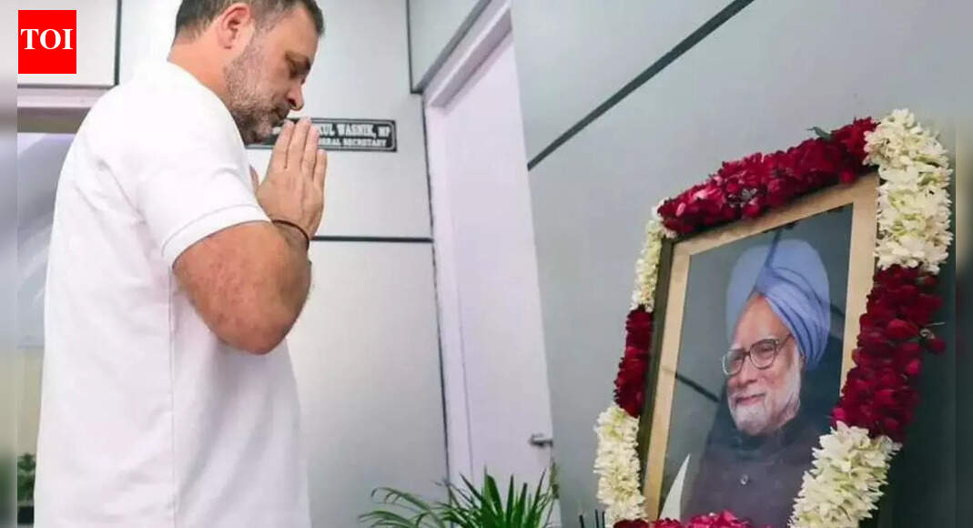 ‘शिक्षित और बेहद सभ्य’: कांग्रेस, सभी पार्टी नेताओं ने मनमोहन सिंह को पहली पुण्यतिथि पर दी श्रद्धांजलि; थरूर ने शेयर किया दिल छू लेने वाला वीडियो | भारत समाचार