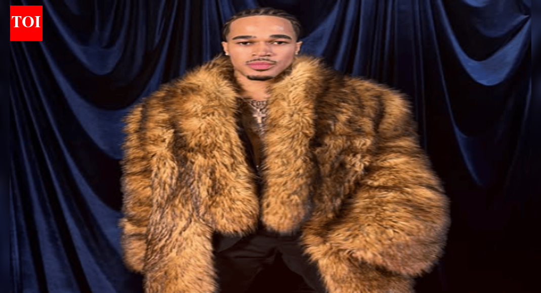 प्लाकबॉयमैक्स फ़ेज़ क्लैन और लेसी को लात मारने की बात करता है