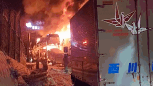 जापान में भीषण राजमार्ग दुर्घटना: ट्रक की टक्कर से 50 कारें क्षतिग्रस्त, 1 की मौत; वीडियो में आग और अफरा-तफरी दिख रही है.