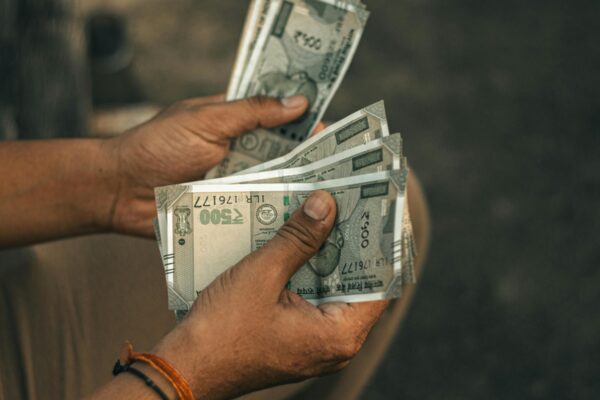 आपका बटुआ उतना साफ नहीं है जितना आप सोचते हैं: एक सूक्ष्म जीवविज्ञानी ने पैसों के सहारे जीने की खोज की