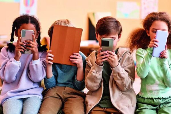 चिंता से परेशान माता-पिता ऑस्ट्रेलिया के सोशल मीडिया प्रतिबंध को निराशा से देख रहे हैं