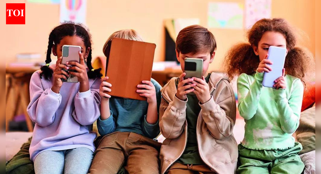 चिंता से परेशान माता-पिता ऑस्ट्रेलिया के सोशल मीडिया प्रतिबंध को निराशा से देख रहे हैं