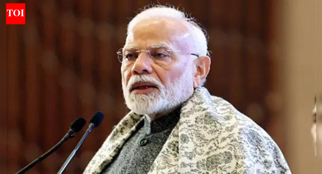 पीएम मोदी और सावरकर की कृतियां गुजरात विश्वविद्यालय के पाठ्यक्रम में आईं | भारत समाचार