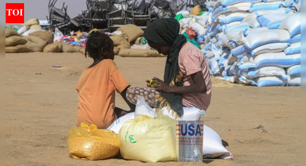 कोर्डोफन में लड़ाई से बचने के लिए सूडानी लोग पहाड़ों से होकर गुजरते हैं