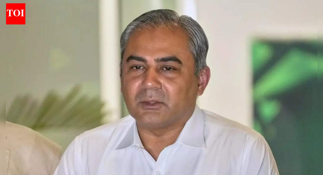 ‘हाथ मिलाने में कोई दिलचस्पी नहीं’: हाथ मिलाने का विवाद गहराया; पीसीबी प्रमुख मोहसिन नकवी ने ‘समान अवसर’ की चेतावनी दी