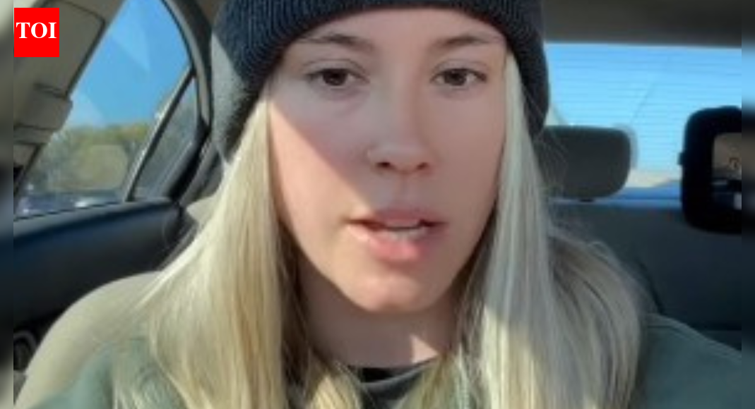 कई भारतीय: टेक्सास की एक महिला का सड़क के ठीक सामने गांधी की मूर्ति के पास झुकना वायरल हो गया