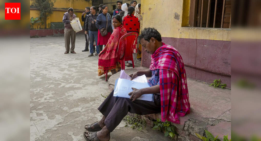 बंगाल में SIR की सुनवाई में व्यवधान और EC पर्यवेक्षक की कार पर हमला | भारत समाचार