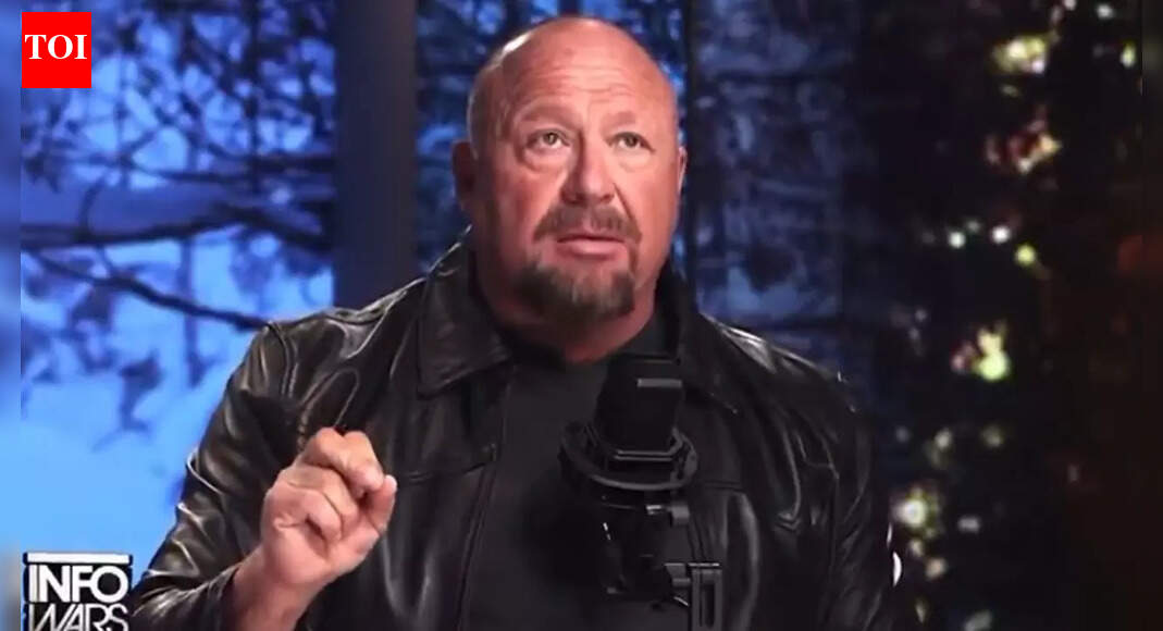 ‘पूर्वी एशियाई’: एलेक्स जोन्स का दावा है कि भारतीयों में गोरों की तुलना में अपराध दर अधिक है