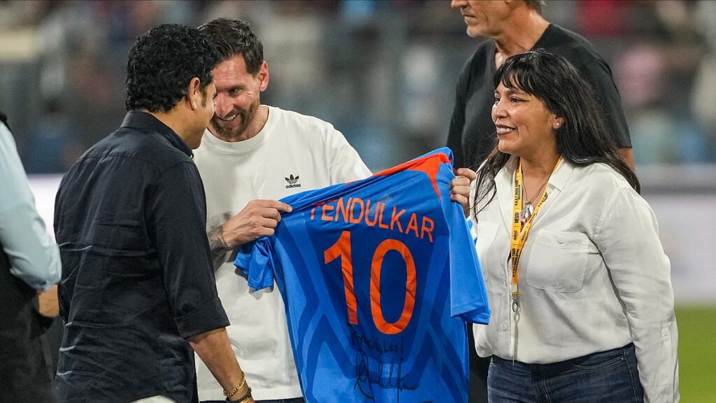 सचिन मेसी से मिले और उन्हें इंडिया टीम की शर्ट दी