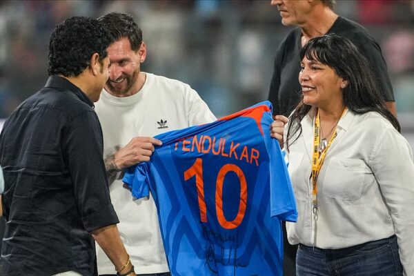 सचिन मेसी से मिले और उन्हें इंडिया टीम की शर्ट दी