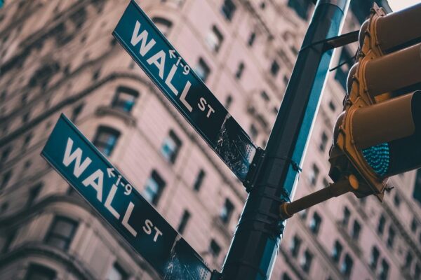 एसएंडपी, नैस्डैक और डॉव जोन्स ने लाभ कम कर दिया क्योंकि व्यापारियों को इस सप्ताह के आर्थिक आंकड़ों से सकारात्मक संकेत मिले