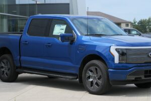 बढ़ते घाटे और ट्रम्प की नीति में बदलाव के बीच फोर्ड ने इलेक्ट्रिक वाहनों को बंद कर दिया, सभी इलेक्ट्रिक F-150 को रोक दिया